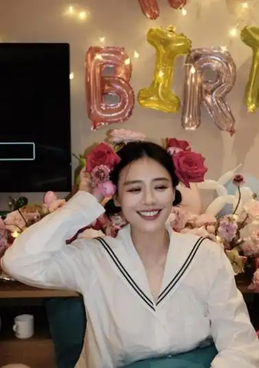 马思纯庆36岁生日,现场摆满鲜花,头插玫瑰花,开心得像个小孩子