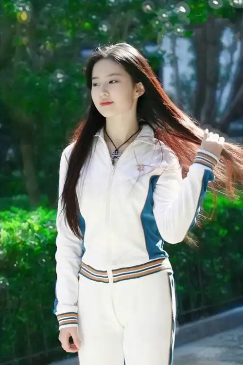 刘亦菲运动风街拍旧照图片