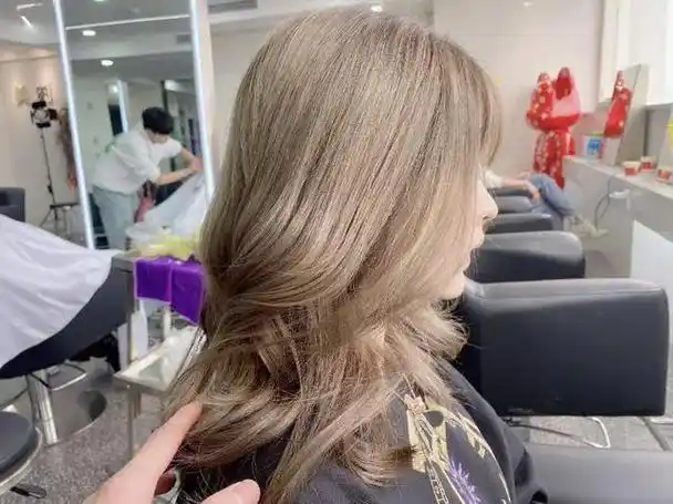 当下烫染头发已经成了件很平常的事情,但并不是所有人都适合染发的