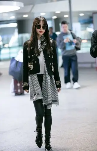 angelababy机场私服全黑帅气,"墨镜脸"大小惹人羡慕