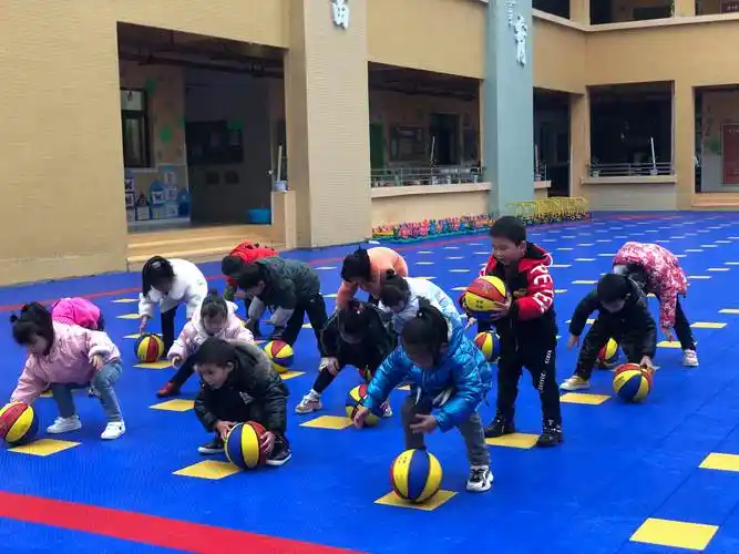 《快乐篮球·活力宝贝》-月山幼儿园大班体育课堂"花样篮球"