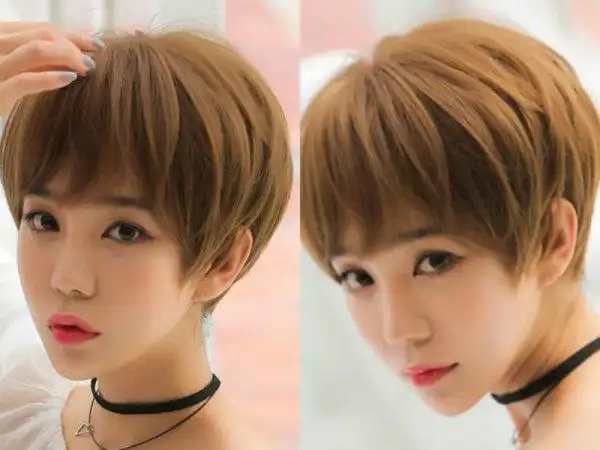 利落的短发充满不羁与随性,稀疏的刘海隐约看到清秀的眉眼,一张小巧的