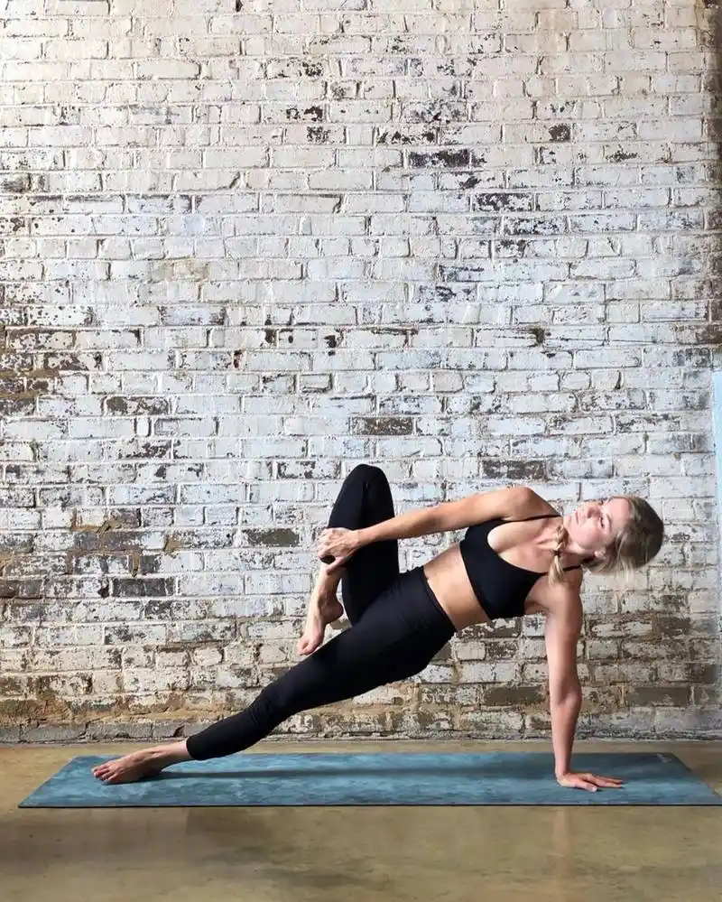 毛晓彤写真照:身穿紫色公主裙,一字肩风格尽显性感俏皮风|瑜伽垫|树式