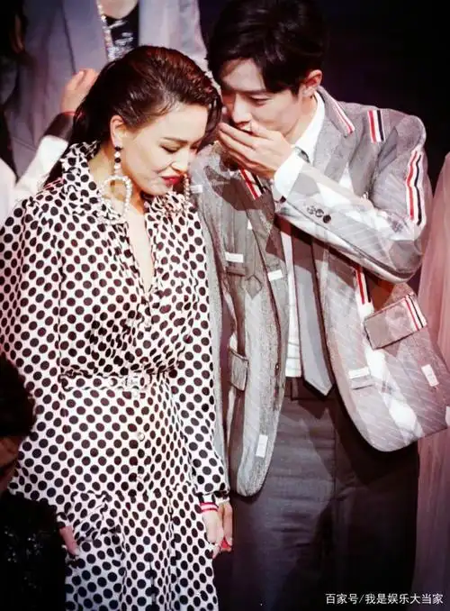 舒淇抓紧礼服下楼梯,肖战主动伸手相扶却遇尴尬,有这份心很暖!