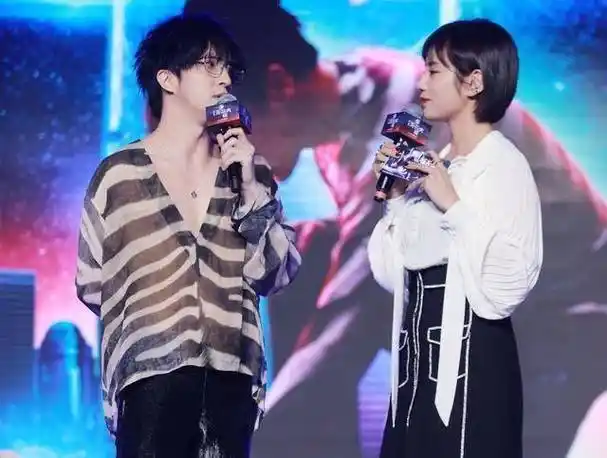 薛之谦红发出镜,条纹衬衫穿成v领,网友都被最后一张双眼皮惊艳_话说