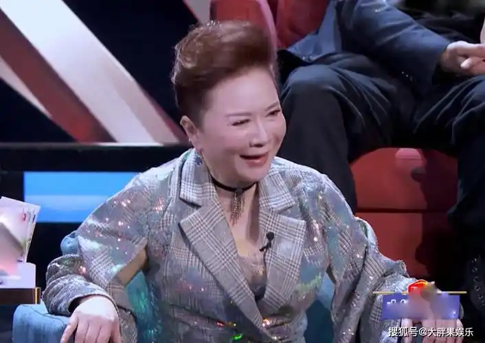 蔡明脸"肿"到不能笑了!演艺圈一半败给硅胶脸,一半败给烤瓷牙