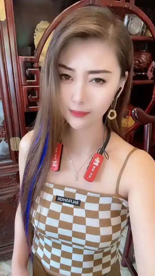 美女深情演唱歌曲《爱你一万年》,人美歌甜超好听