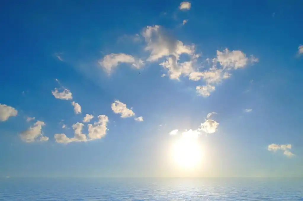 傍晚的阳光海.,天空和太阳在晴朗的天气下降前的大海.