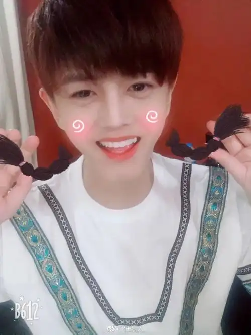 任嘉伦今日份分享图可爱卖萌精致