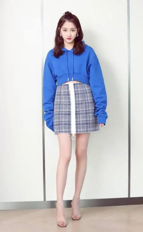 女生站姿正确姿势图片