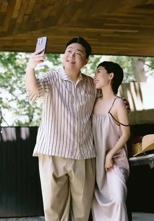 郝劭文婚礼现场曝光:新娘穿吊带,释小龙当伴郎,李立群也来了_妻子_林