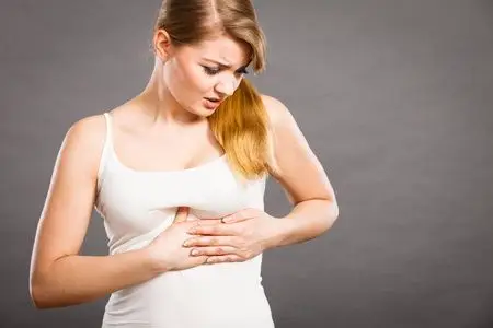 乳腺炎女人患有胸部剧痛照片