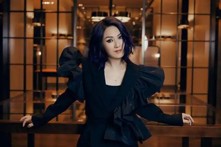 杨千嬅出席卡地亚品牌活动.杨千嬅活动现场热唱.杨千嬅舞台魅力十足.