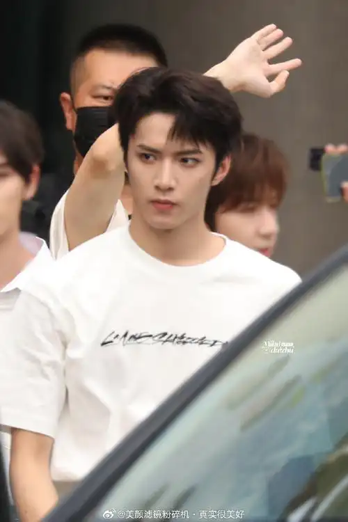 刘耀文剪短发了