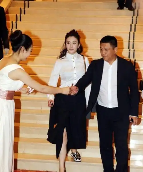 纪实李小冉携54岁富豪老公出席晚宴,穿衬衫如少女,老公老得像爸