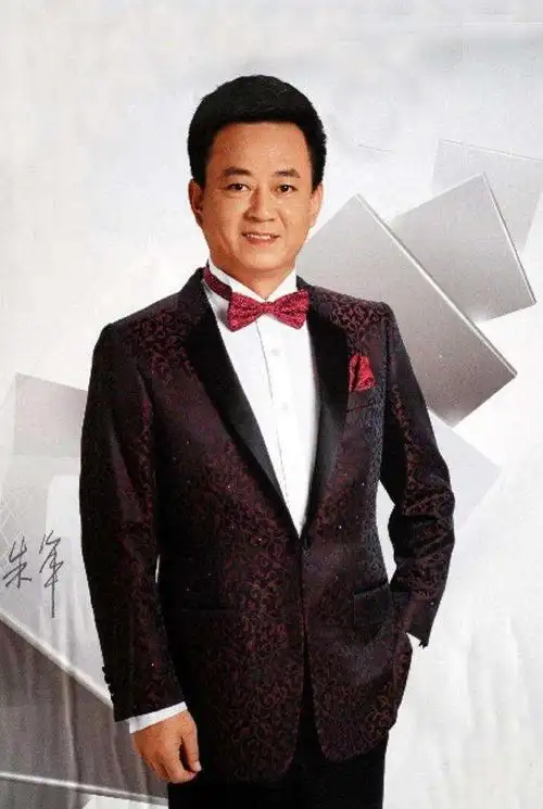 只是偶尔可以在网上看见朱军练书法的照片,看着也非常的憔悴,不得不说