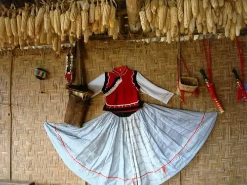 一四班 怒族服饰展示