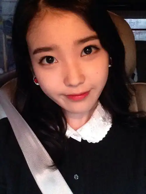 好多自拍都是素颜同时也是剪刀手爱好者90李知恩馆:iu-恩骑eun