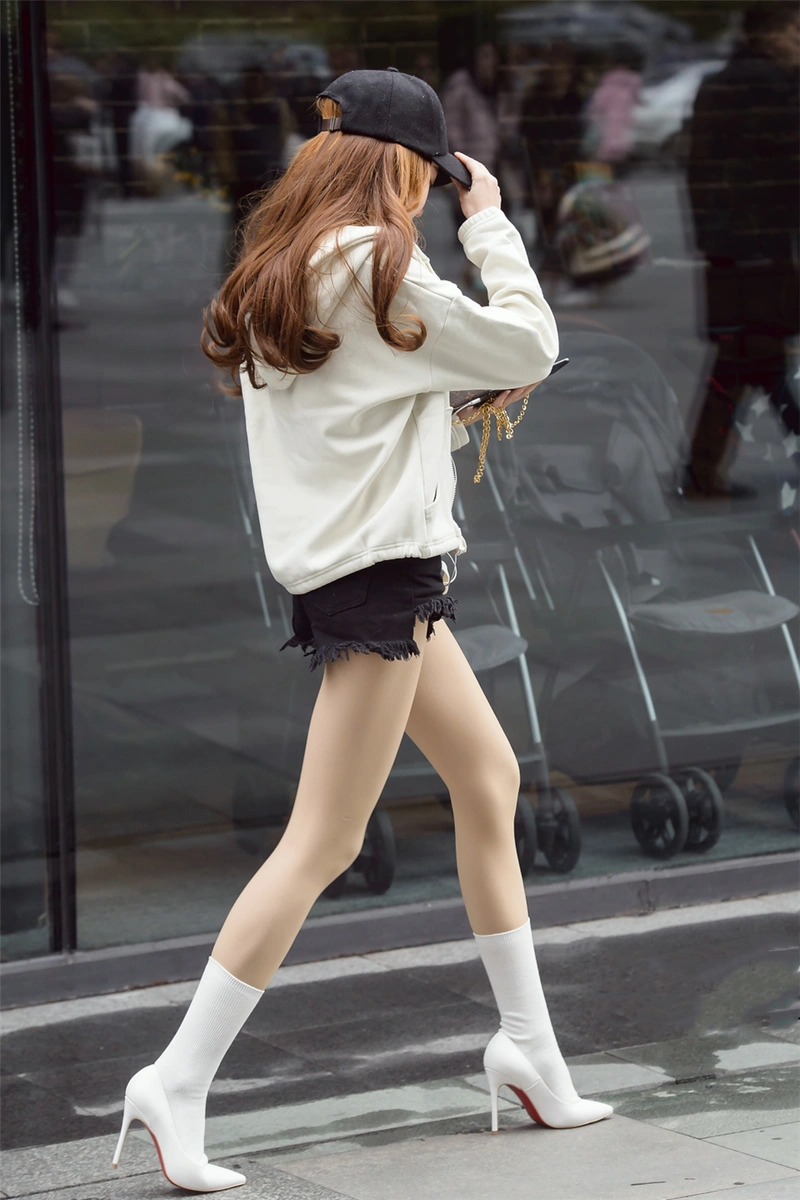 高挑窈窕的美女,白色袜子搭配高跟鞋,与众不同的穿衣品味.