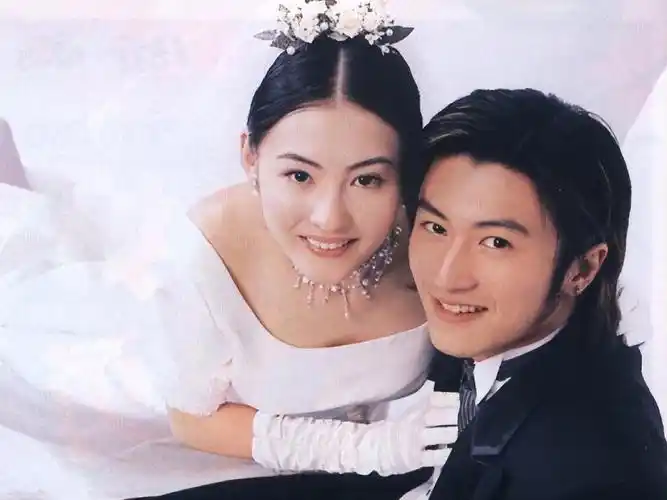 王菲谢霆锋再上热搜,谢霆锋一个小动作,暴露了他们的真实状况