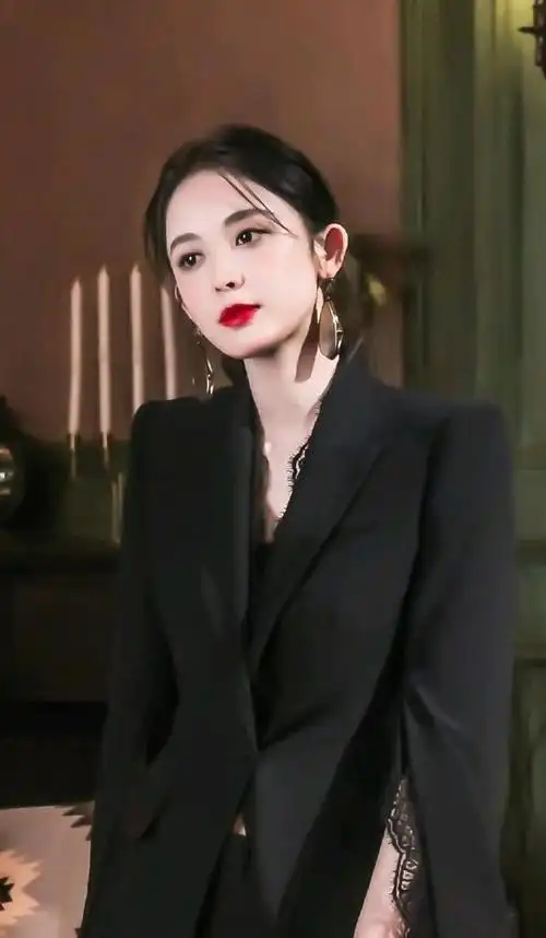 古力娜扎的黑色西装配上精致水滴耳环优雅中尽显高贵气质