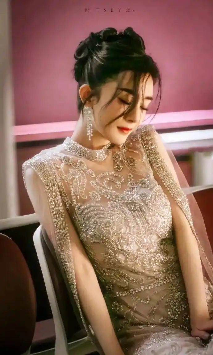 女神杨幂高清写真图集,金色镂空短裙尽显迷人身材