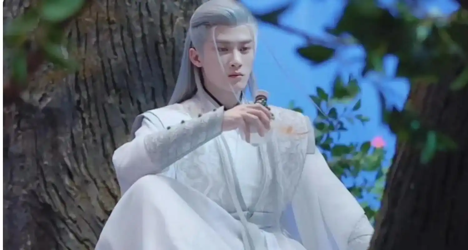 她的痛他同样承受着,为了救他,只身前往神农山,只为救她的一线生机.