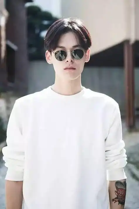 发型上浪漫微卷的中分浏海绝对是文青必学的发型,学院风又带点叛逆的