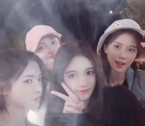 许佳琪闺蜜团都有多强大?鞠婧祎算一个,看到她后:太羡慕!