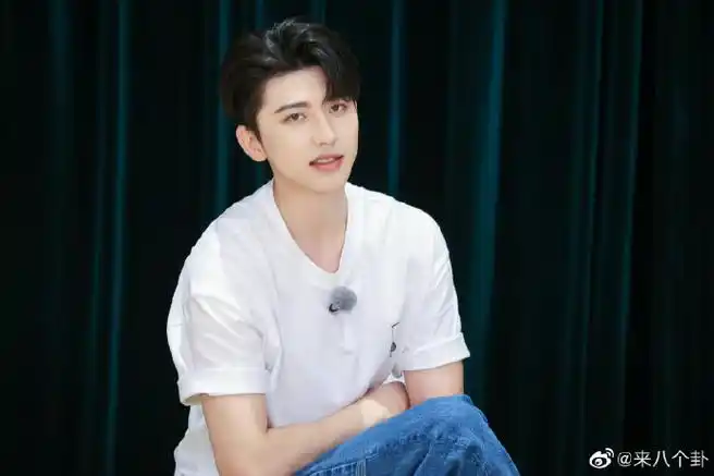 蔡徐坤奔跑吧牛仔背带裤造型