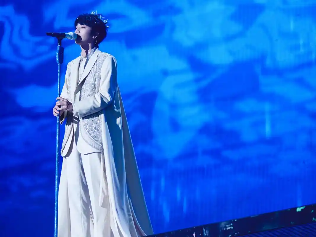 王俊凯#tfboys十年之约演唱会#@王俊凯新歌回望 舞台首唱!