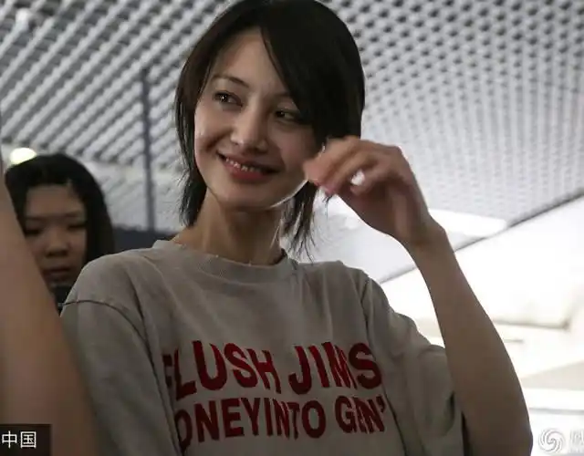 郑爽随性亮相似"假小子" 抿嘴遮伤疤眼神耿直