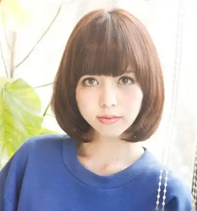 女生齐刘海卷发可爱发型图片修颜又减龄