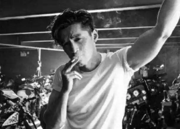 6位明星"抽烟"镜头,胡歌痞帅,周星驰经典,而他"一朝封神"