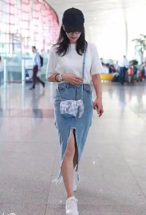 李冰冰穿白t,搭配蓝色牛仔裙,根本看不出有50岁,说她20也有人相信