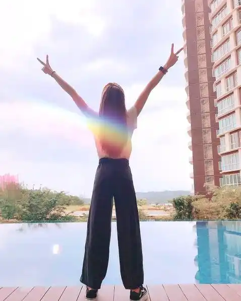 昆凌泳池晒搞怪照 双手比耶秀蛮腰俏皮可爱