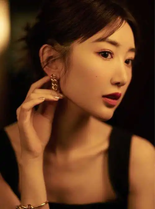 毛晓彤侧颜线条