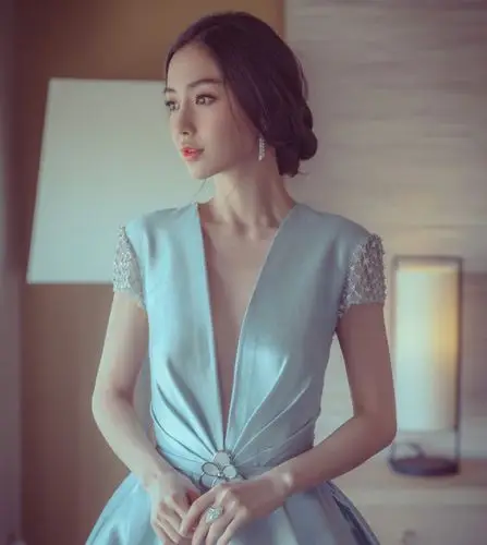 杨颖着深v礼服大秀性感网友表示很失望