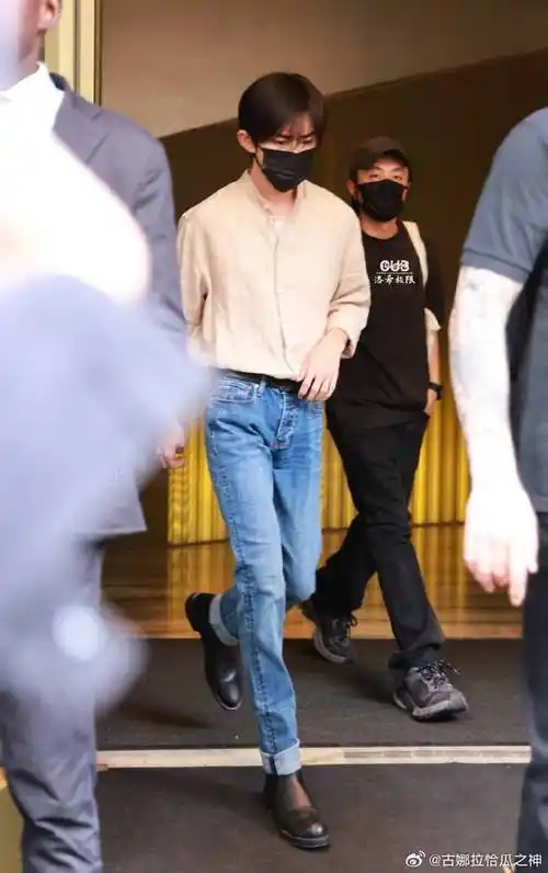 原来易烊千玺有手机##易烊千玺亚麻衬衫牛仔裤