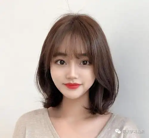 今天小编跟大家分享今年流行的"锁骨烫"发型,简直就是2021最受欢迎的