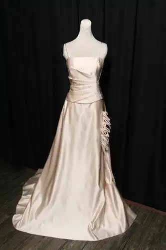 香槟是一种酒,它的酒色,很独特,顾以香槟酒命名了这种颜色,称为香槟色