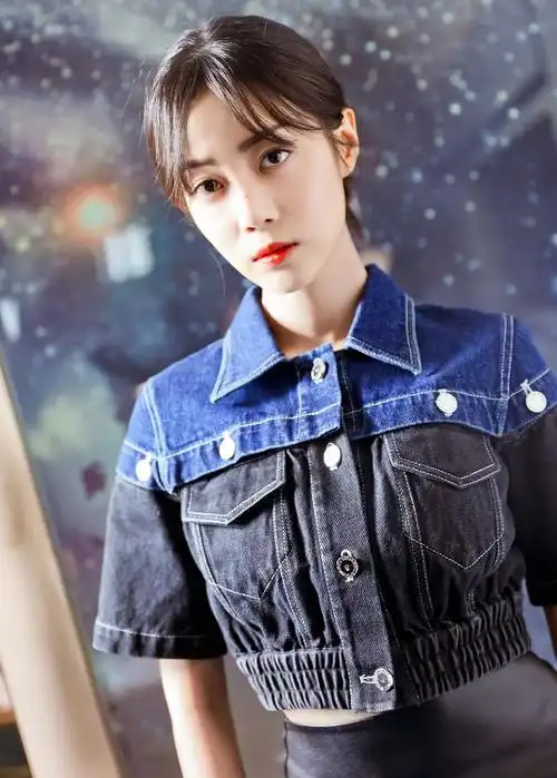 真的太拼了,李溪芮穿一字带高跟鞋,脚板都凹畸形了,看着都疼!