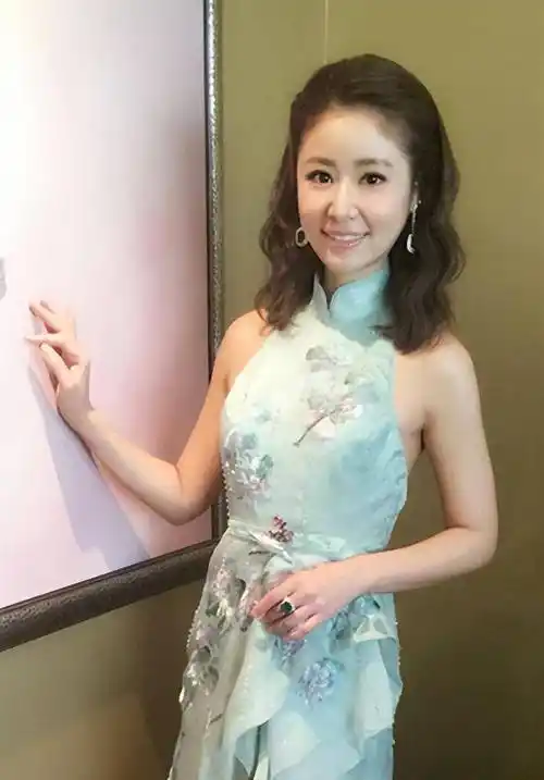 本以为林心如穿旗袍都够惊艳了,看到穿旗袍的杨澜,才知差别多大_刺绣