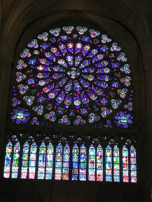 这是巴黎圣母院内到处可见的玫瑰玻璃窗,最大直径约10米.