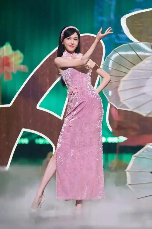 唐嫣王牌造型美麻了连换三套开叉旗袍秀身材长腿柳腰太惊艳