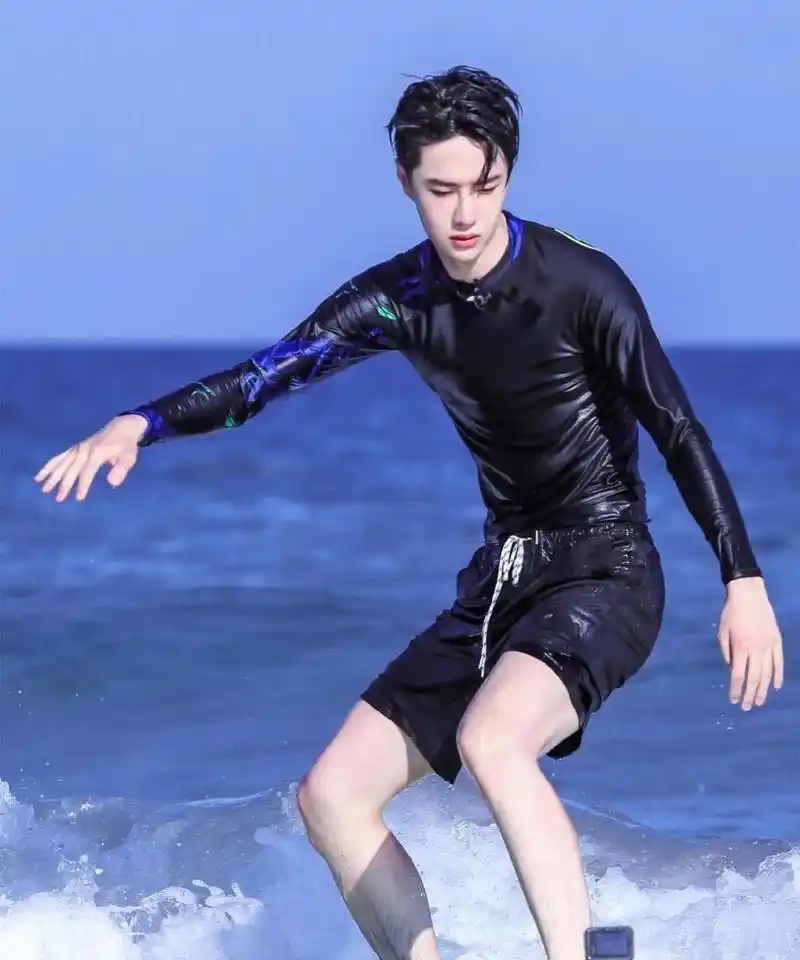 身材突出腿毛抢镜  湿身的王一博更有型了,身材更加突出,肌肉线条明显