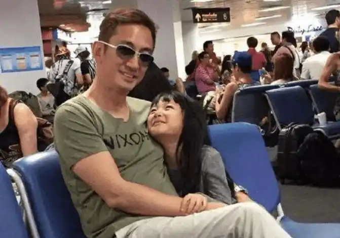 戴上眼镜是好人,不戴眼镜是反派,为了养活女儿只能演烂片_石洋子_发展