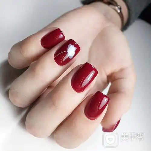 方圆形红色白色手绘花朵新娘美甲图片