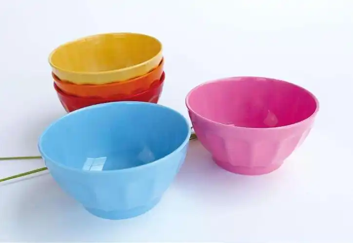 密胺(melamine)是一种塑料,但属于塑料中的热固性塑料.