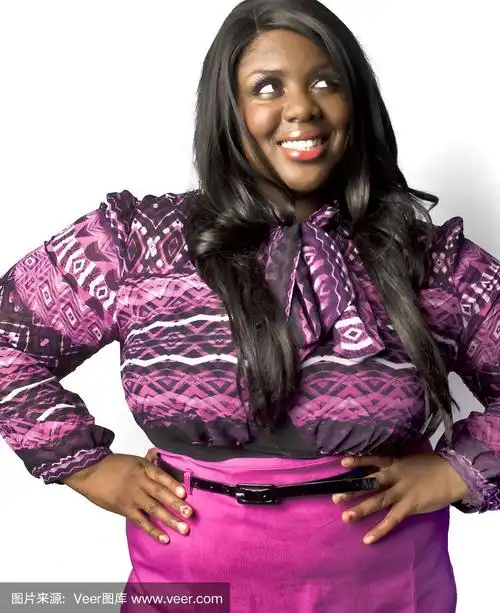 黑人女性大尺寸模特微笑时尚姿势在粉红色